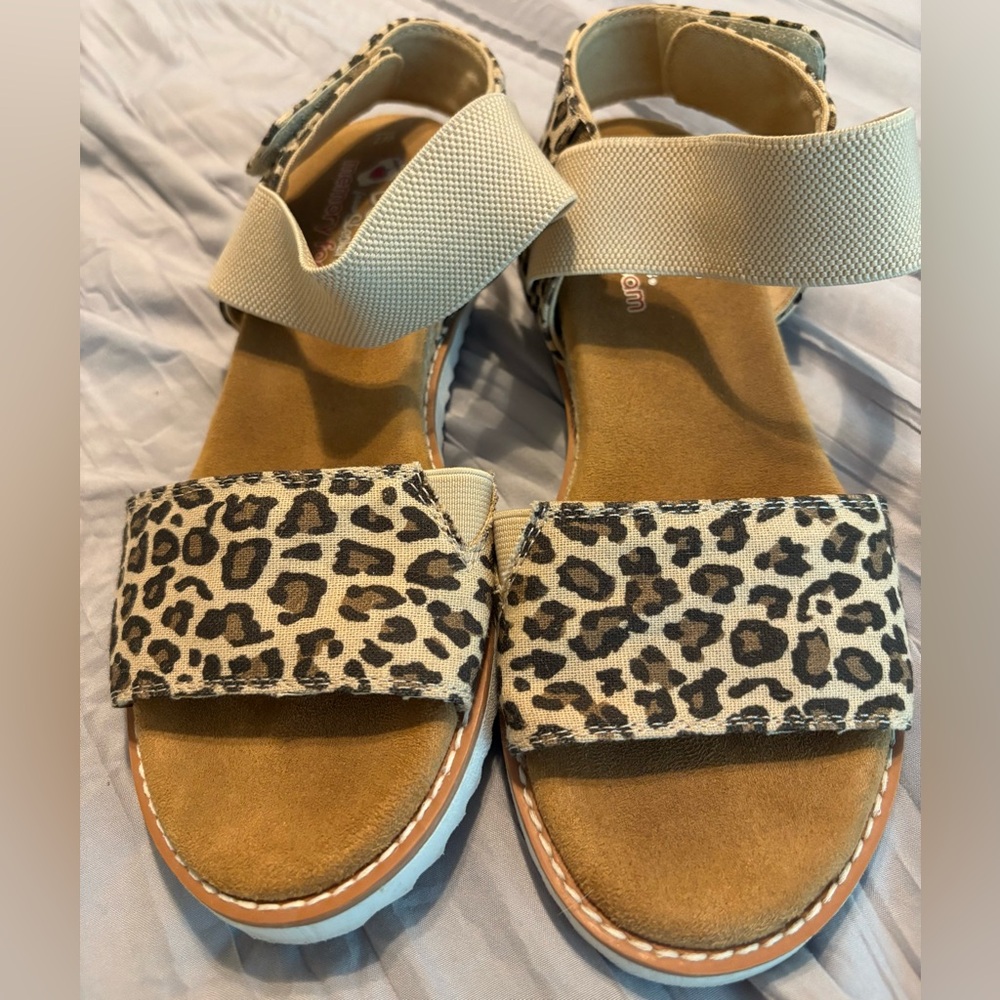 Sketchers Leopard Print Sandals with Elastic Straps
